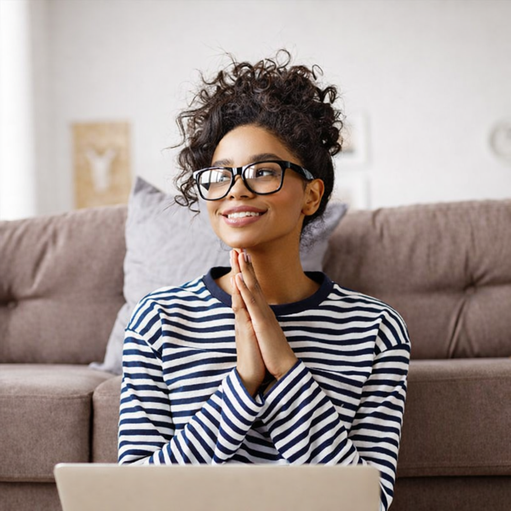 Mujer tranquila practicando bienestar emocional en casa, representando apoyo psicológico para ansiedad y estrés