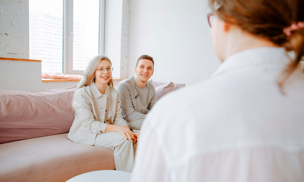 Pareja conversando durante terapia psicológica para mejorar la comunicación.