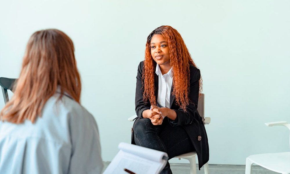 Psicóloga realizando sesión de psicoterapia enfocada en salud mental y bienestar.